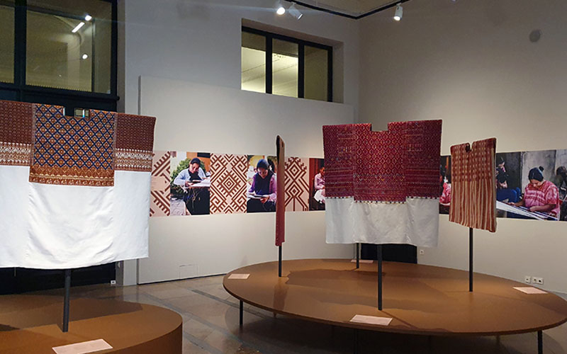 Blick in den Raum mit den traditionellen Huipils