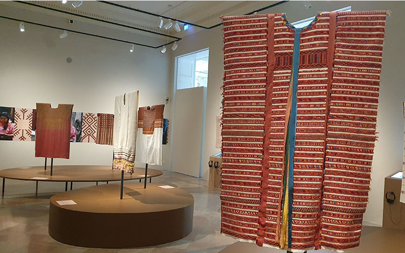 Blick in die Ausstellung zu den traditionellen Huipils