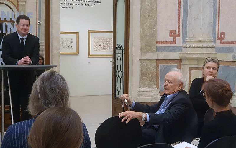 Kurator Nikolaus Kratzer (stehend) und Helmut Zambo