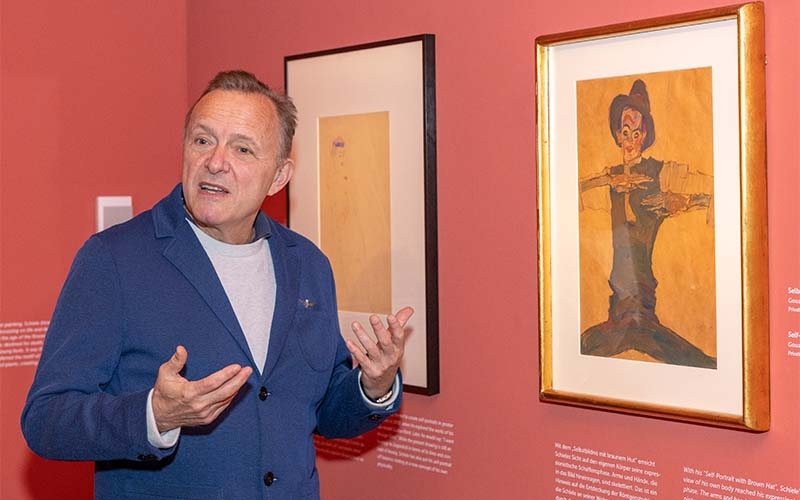 Christian Bauer erklärt die Werke Schieles in der Schatzkammer des Egon Schiele Museums