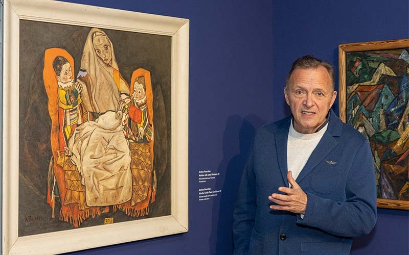 Christian Bauer vor dem "Familienbild" Anton Peschkas