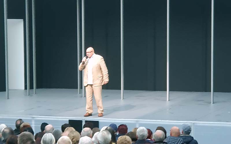 Der Herr Intendant begrüßt sein Publikum
