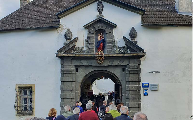 Das Schlosstor ist geöffnet