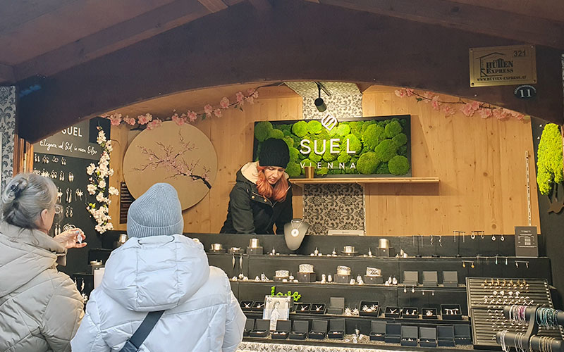 Hier gibt es viele Kunsthandwerkstände