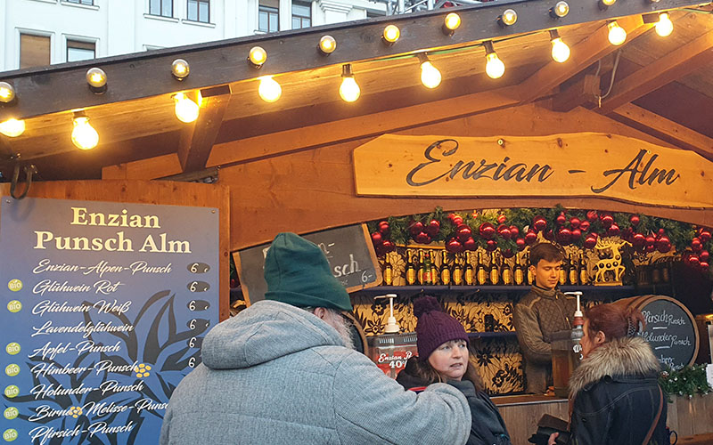 Am Weihnachtsmarkt am Hof