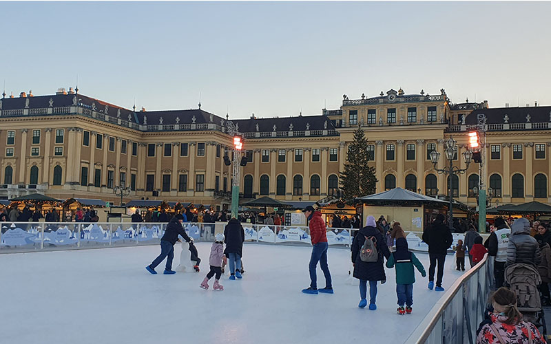 Eislaufen mit Blick auf das Schloss