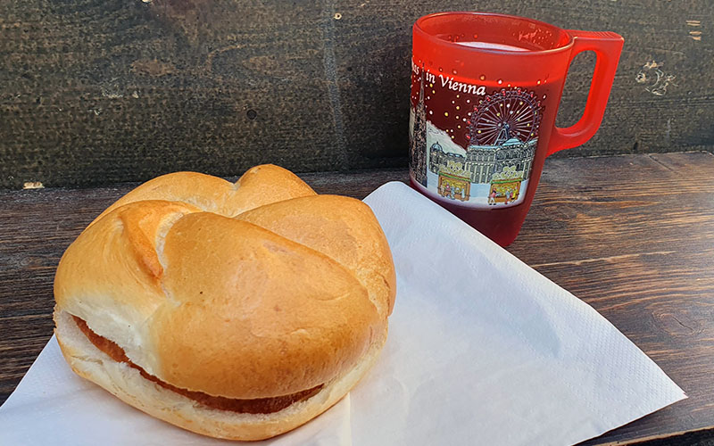 Guter Punsch und Leberkäsesemmel