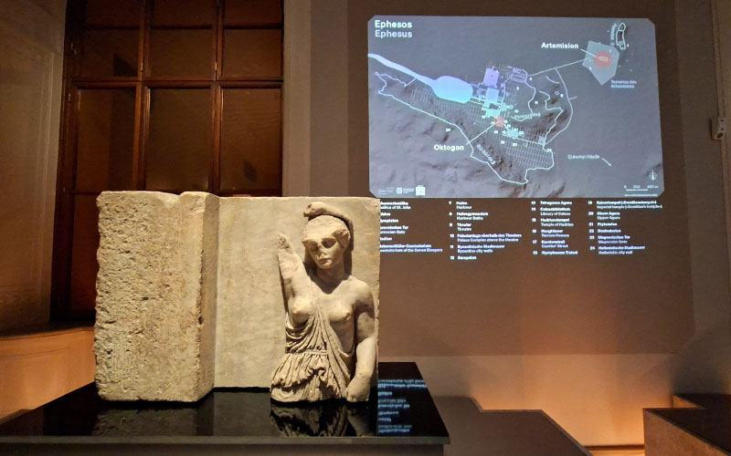 Relief mit einer verwundeten Amazone