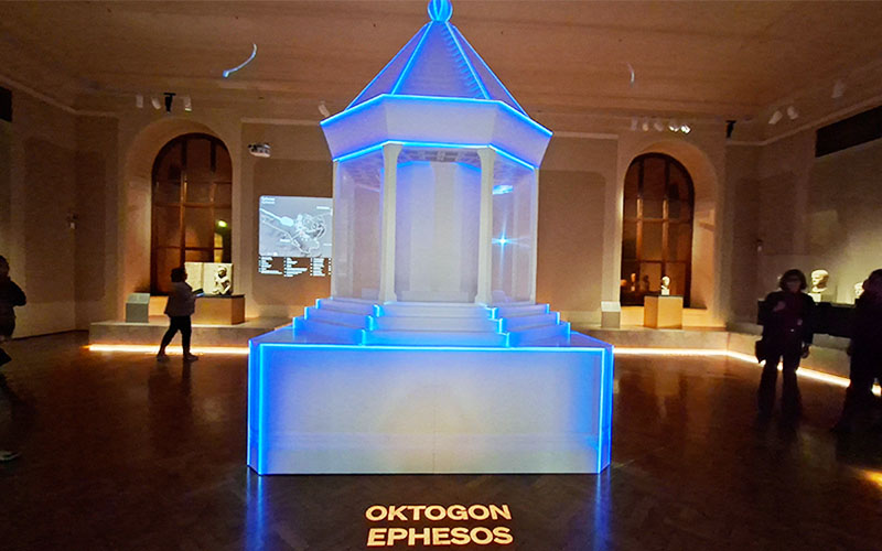 Das Oktogon in Ephesos in der Ausstellung "Tatort Ephesos. Kleopatra und Rom"