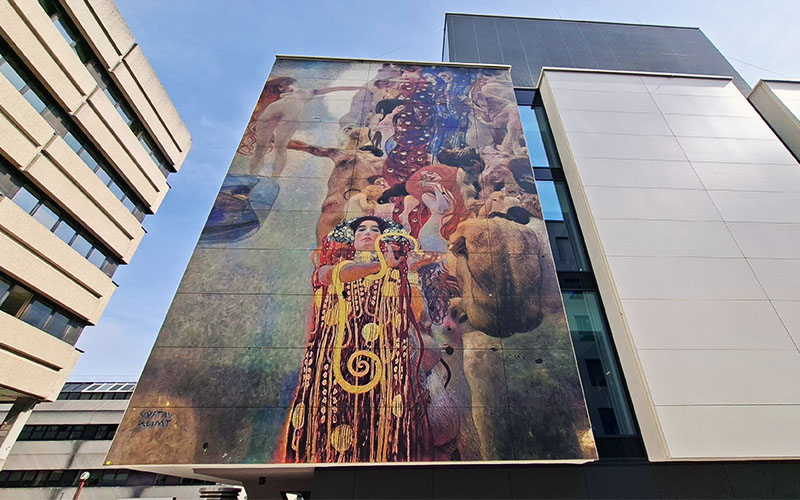 Die "Medizin" von Klimt durch KI zum bunten Leben erweckt am Anna Spiegel-Forschungsgebäude