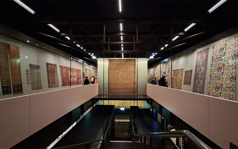 Schon beim Treppenaufgang beginnt das Staunen