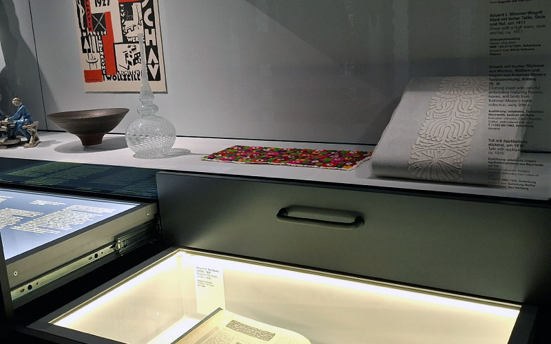 Die Schubladen der Vitrine