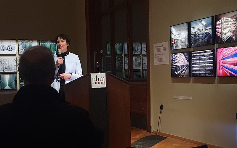 Generaldirektorin Dr. Katrin Vohland bei der Präsentation der neuen Ausstellung