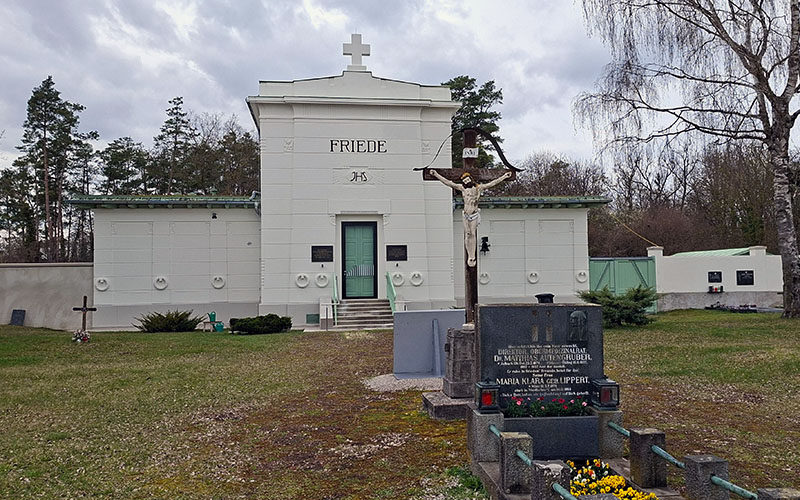 Blick vom Friedhof zur Aufbewahrungshalle