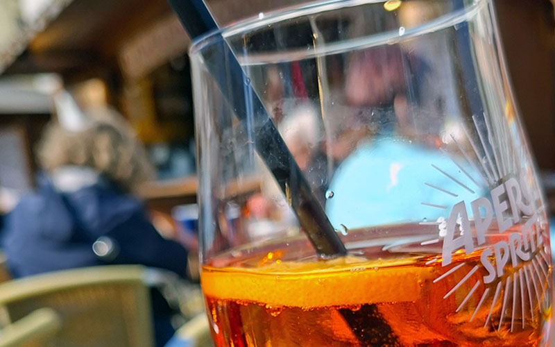 Ein Gläschen Aperol Spritz im Sonnenschein