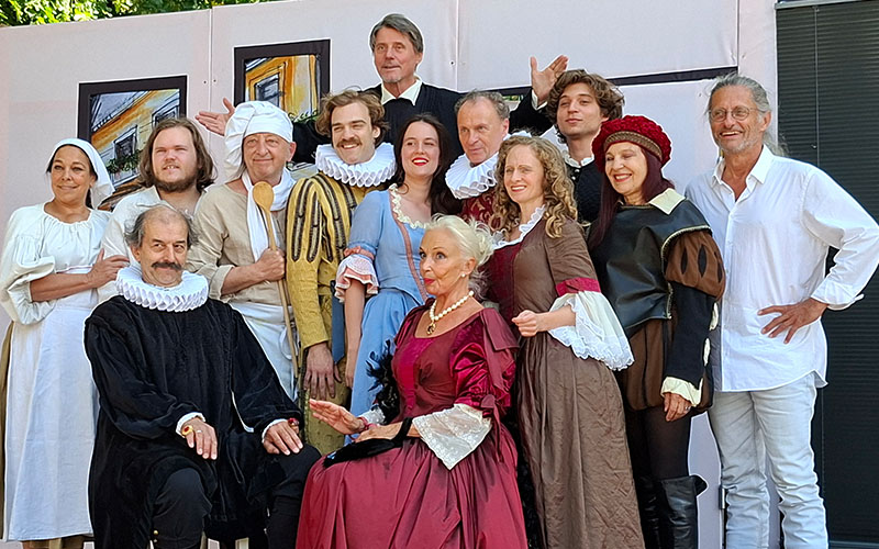 Dem Ensemble sieht man die Spielfreude bereits an
