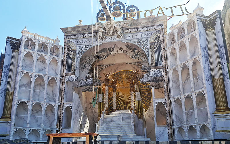 Die Tore der Kirche können geöffnet werden