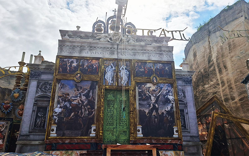 Die Kirche bei geschlossenen Türen