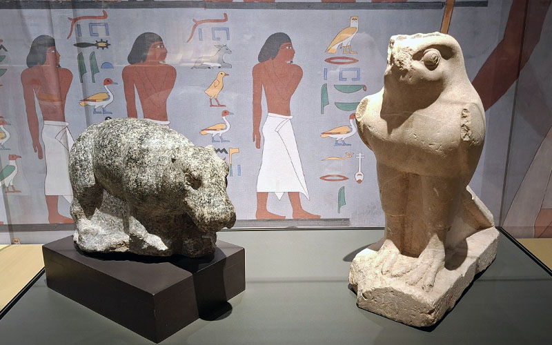 Blick in die Ausstellung "Eine Sphinx zieht ihn an."