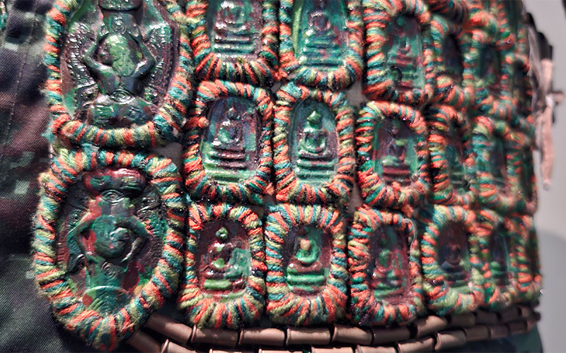 Detail der "künstlerischen Schutzkleidung"