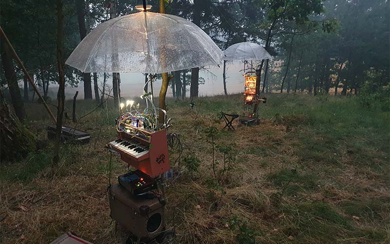 Seltsame Apparaturen sind auch mit Regenschirmen geschützt