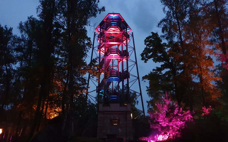 Selbst der Aussichtsturm wechselt immer wieder seine Farbe