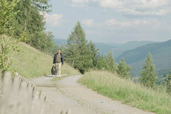 Florian Klenk am Weg zum Bachlers Bauernhof (Foto © Langbein & Partner)