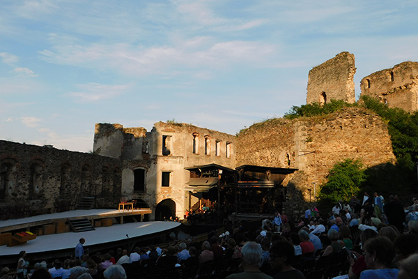 Ein Teil der Burg Gars strahlt in der Abendsonne