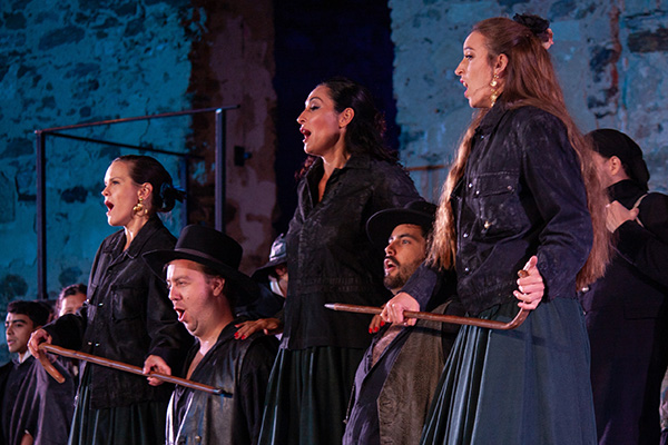 Ebenfalls stimmgewaltig: Carmen mit dem "Schmugglerquartett", Foto © Oper Burg Gars, Jennifer Bilska