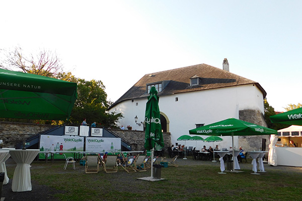 Vorher auf ein Gläschen und ein paar Schmankerl im Burggraben