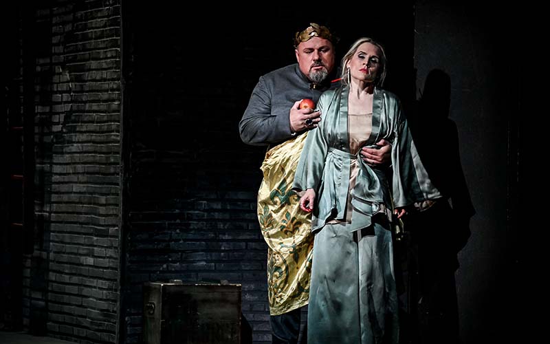 Herodes (Jaroslav Březina) und Salome (Linda Ballová) - Foto © NdB Brno