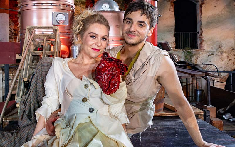 Das Liebespaar: Adina (Maria Nazarova) und Nemorino (Matteo ivan Rašić), Foto © Alexander Ch. Wulz)