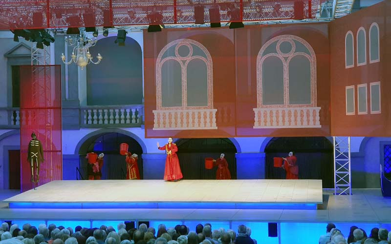 Im Karneval von Venedig wird Arlecchino zum Diener zweier Herren