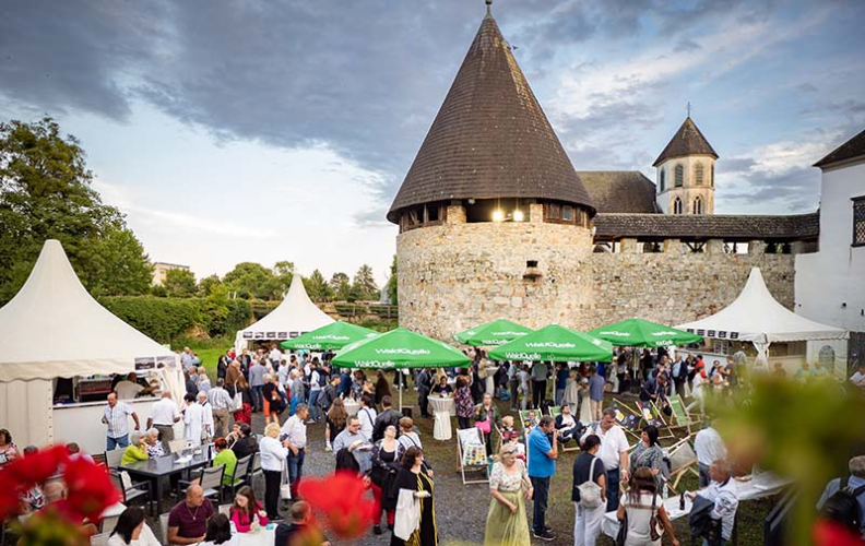 Gastronomie im Burggraben bei den Schloss-Spielen in Kobersdorf (Foto © Andreas Hafenscher)