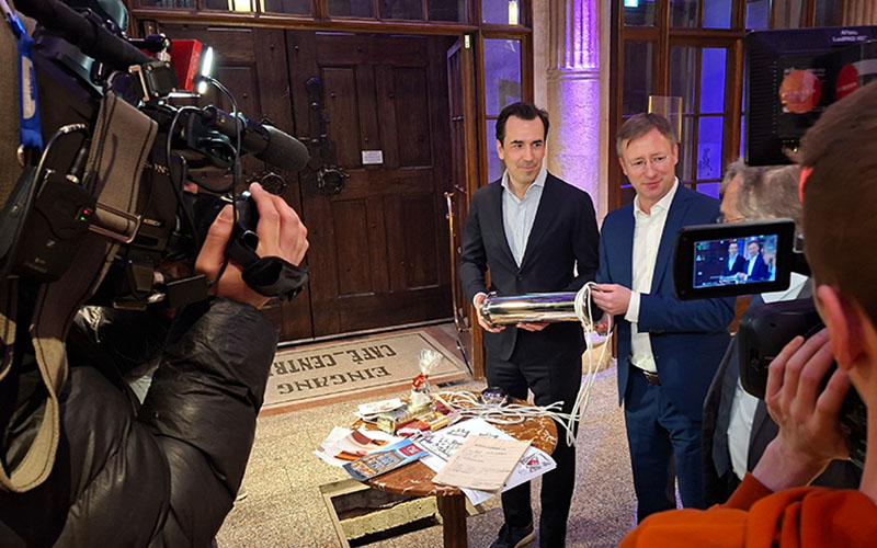 Dann wird eine Zeitkapsel bestückt und versenkt