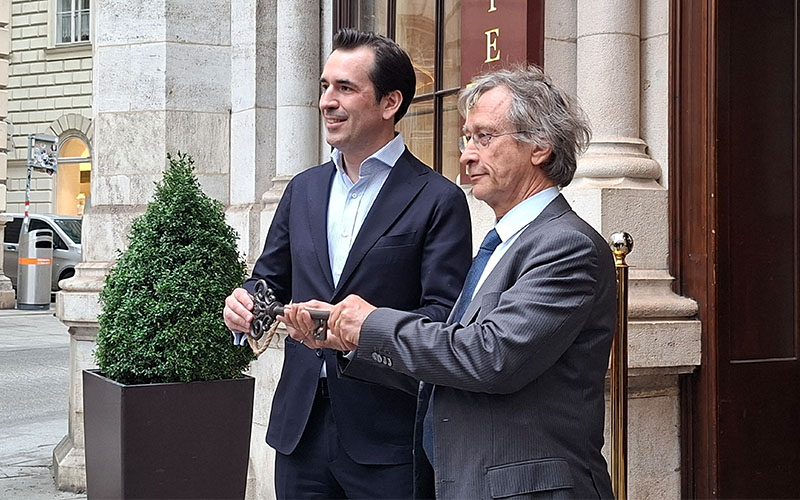 Der Schlüssel an den Architekten übergeben