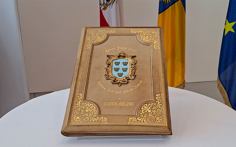 Das Gästebuch der Klinik Mauer, in das sich auch Kaiser Franz Josef eintrug