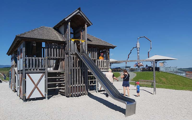 Der Abenterspielplatz mit Rutsche