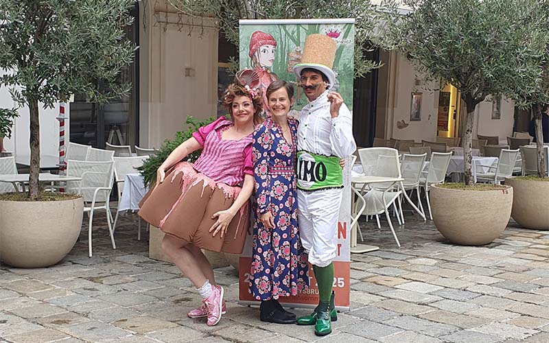 Intendantin Nina Blum mit guglhupf und Holunderlimonade