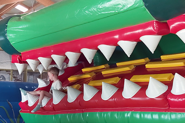 Im "Maul" der Dino-Rutsche im Sonnenscheinpark