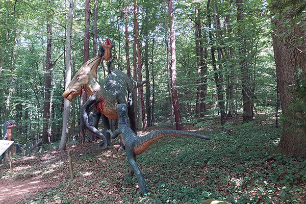 Veloceraptoren im Wald