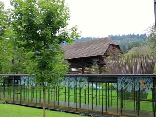 Verbindungsgang vom Hotel in die Therme (Foto © Norbert Eisner)