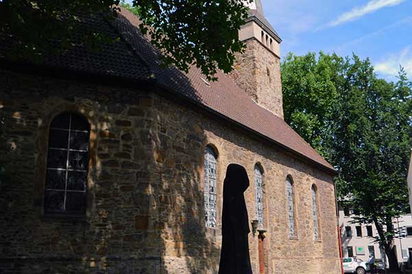 Die trauernde Alte vor der Pauluskirche (Foto © Dagmar Postel)