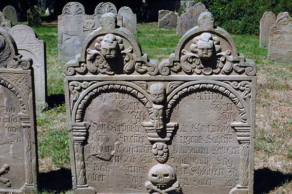 Am Friedhof der Stiepler Dorfkirche (Foto © Dagmar Postel)