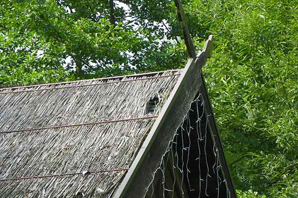 Die Schlangen an den Giebeln der Häuser