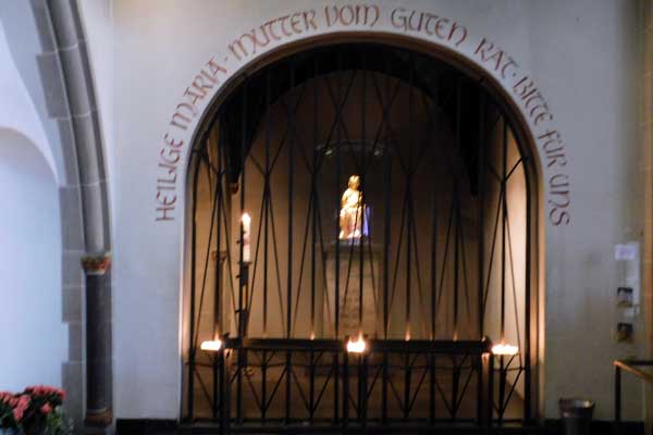 Blick auf die Goldene Madonna im Dom 