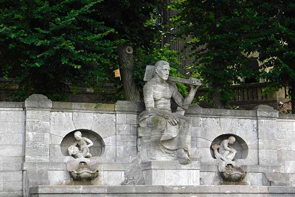 Der Jahrhundertbrunnen vor der Friedenskirche 