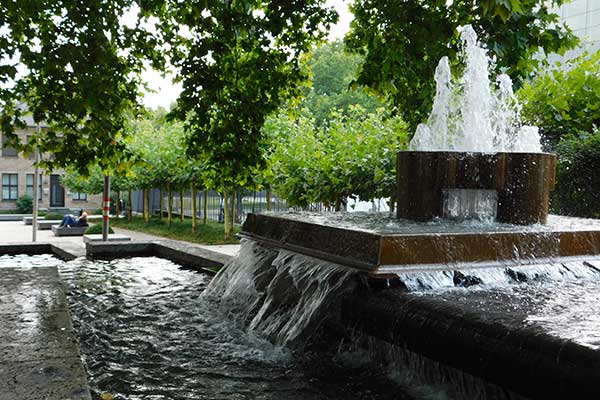 Pause machen beim Brunnen am Domplatz 