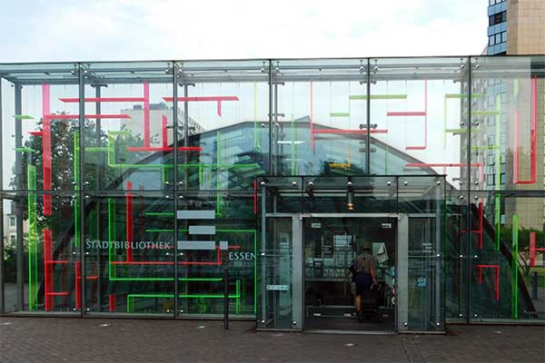 Blick auf den Eingang der Stadtbibliothek 