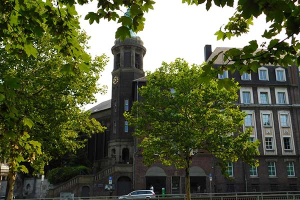 Die Friedenskirche und das altkatholische Pfarrheim 